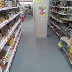 Полимерная плитка для пола транспортного коридора в магазине