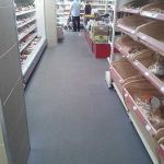 Полимерная плитка для пола транспортного коридора в магазине